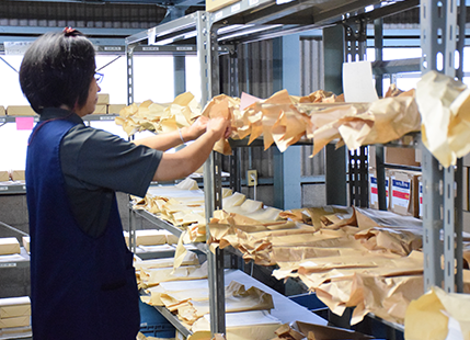 熟練のスタッフが商品のピッキングから、梱包作業を行います